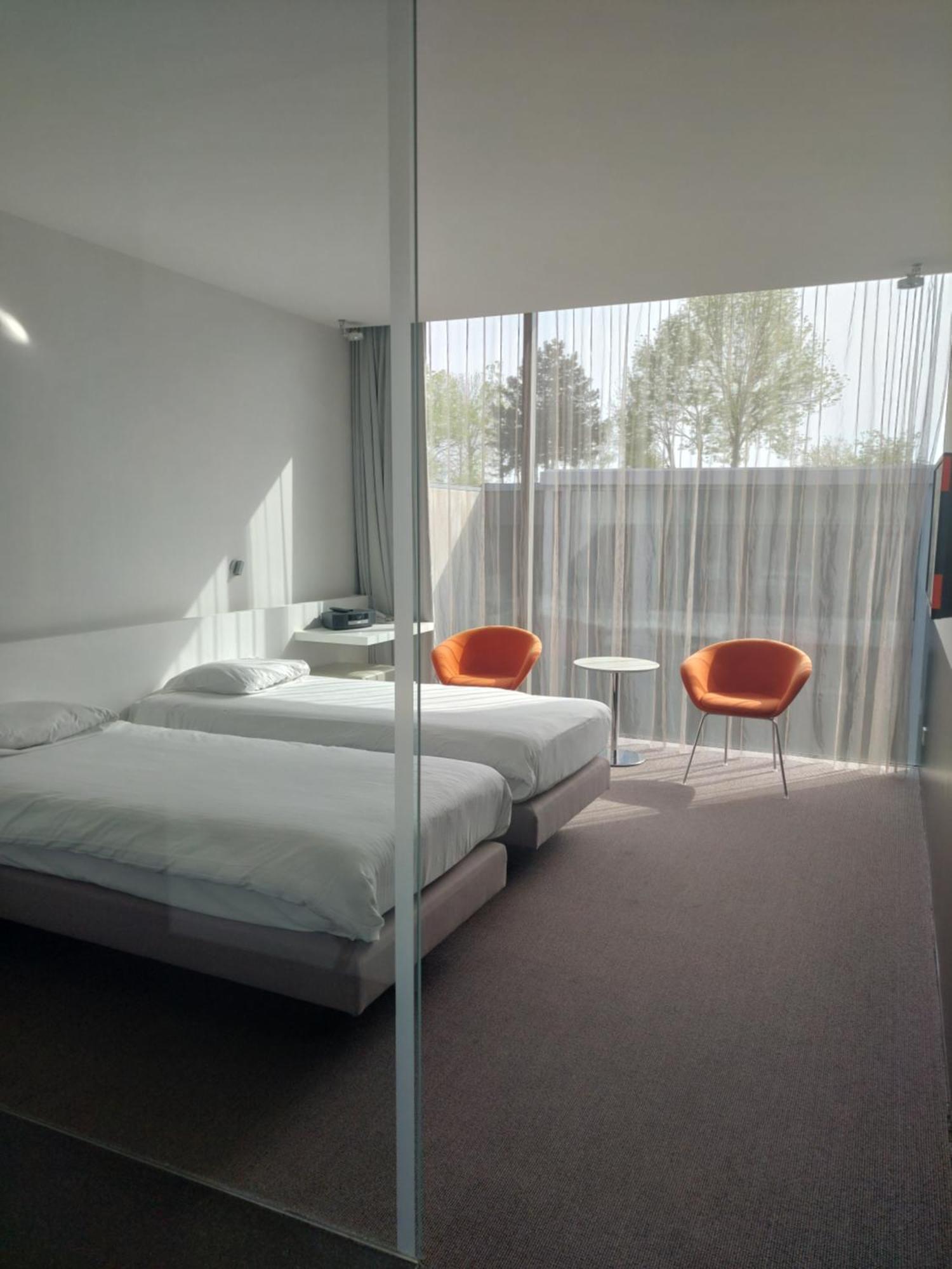 D-Hotel Kortrijk Bagian luar foto